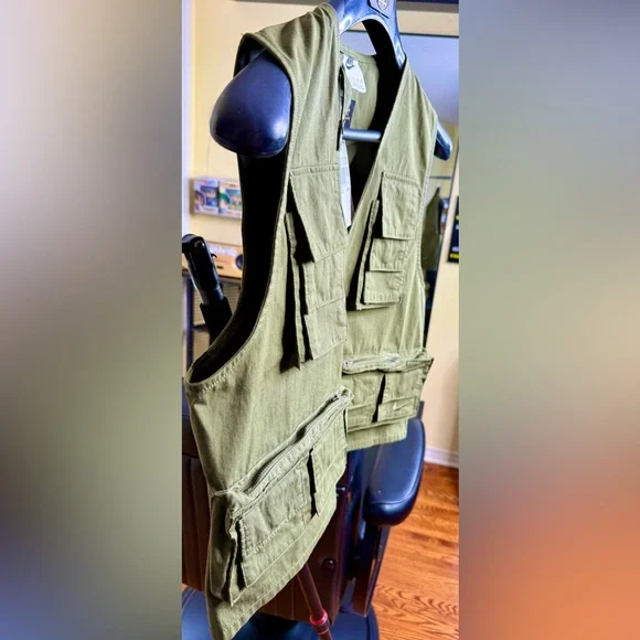 Gorgeous Nike Utility Vest!!!
Loose Fit - Picture 2 of 9